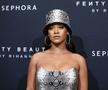 Toată lumea vorbește despre ipostaza în care Rihanna s-a fotografiat alături de fostul șef din fotbal