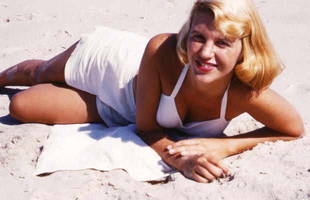 „Înotam, iar bătăile inimii răsunau ca un motor surd: eu sunt, eu sunt, eu sunt” » Povestea răscolitoare a scriitoarei Sylvia Plath și a singurului ei sprijin într-o luptă teribilă: „Abia îmi țin capul deasupra apei”