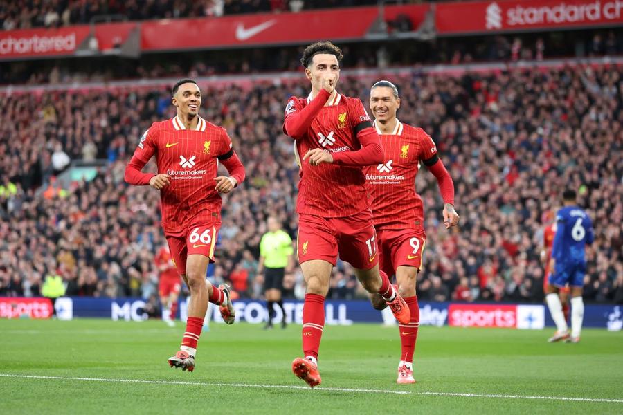 Curtis Jones a sărbătorit „bebelușește” golul pe care l-a marcat duminică în poarta lui Chelsea Foto: Guliver / Getty Images Cristi Chivu licitează pentru mijlocașul lui Liverpool » Suma cerută de englezi și schimbul propus lui Inter