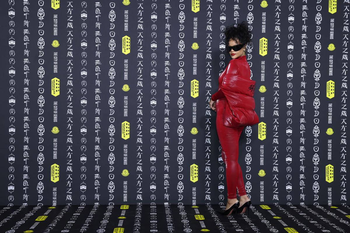 Toată lumea vorbește despre ipostaza în care Rihanna s-a fotografiat alături de fostul șef din fotbal