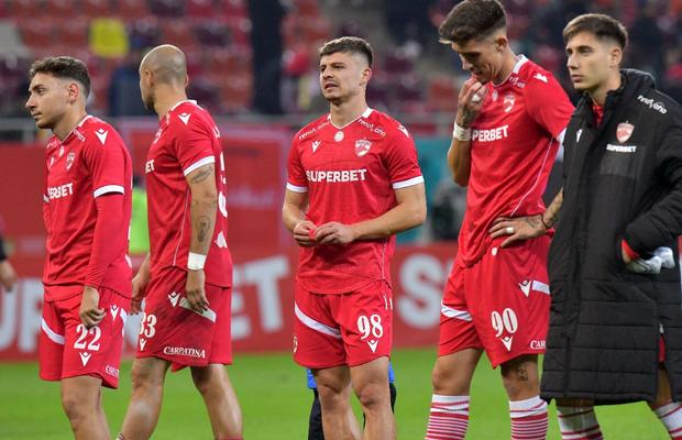 8 detalii de la Dinamo - FCSB » Contrast izbitor: „câinii”, dărâmați în fața peluzei, în timp ce campionii porneau recitalul + Ironia auzită de 45.000 de oameni în difuzoare