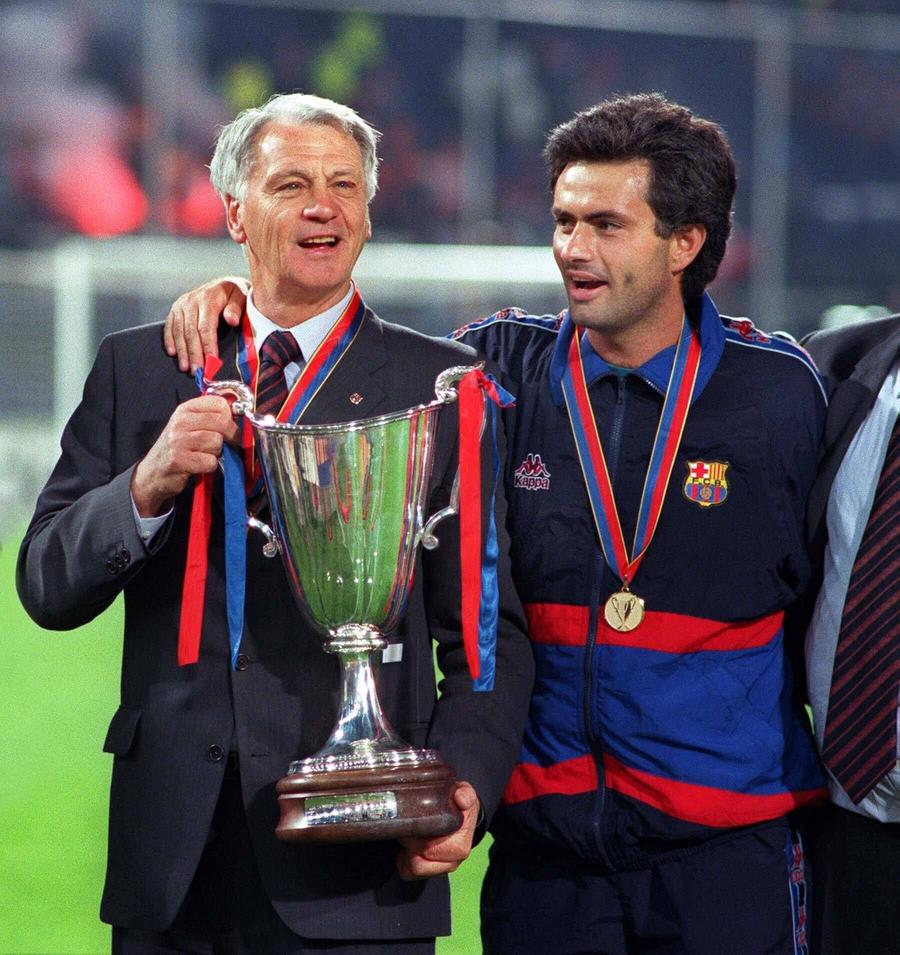 Bobby Robson și Jose Mourinho, la Barcelona, după câștigarea Cupei Cupelor în 1997 / Foto: Imago Jose Mourinho îi atacă pe fanii cluburilor din Londra + A „vorbit” cu statuia lui Bobby Robson