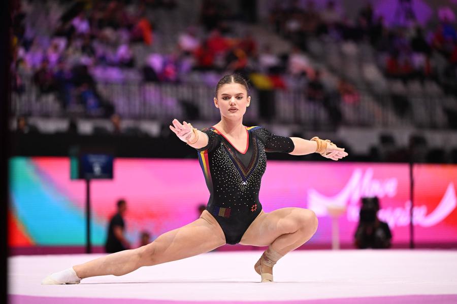 Denisa Golgotă în timpul exercițiului de la sol FOTO Imago Images Două finale pentru gimnastele din România la Campionatele Mondiale de la Jakarta » Sabrina Maneca-Voinea la bârnă și sol și Denisa Golgotă tot la sol