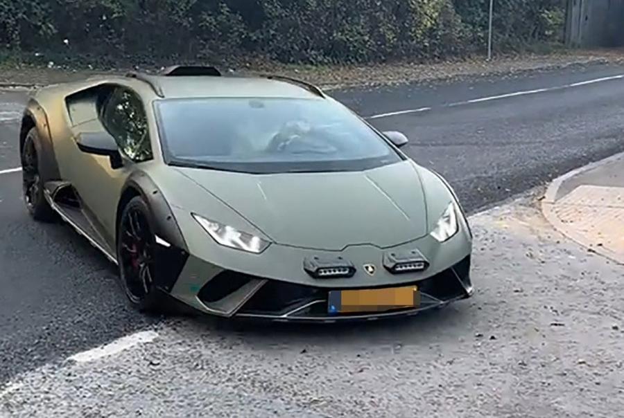 Erling Haaland pleacă de la antrenament într-un Lamborghini Huracan Sterrato / Foto: captură Erling Haaland a adăugat o bijuterie rară la colecția de bolizi. Cum arată noul său Lamborghini