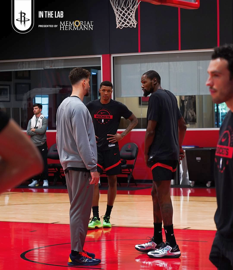 De la stânga la dreapta: Alperen Sengun, Jabari Smith Jr și Kevin Durant. Foto: Instagram Noul sezon din NBA începe în noaptea asta, iar un record a fost deja doborât: „Suntem una dintre cele mai înalte echipe din istoria ligii”