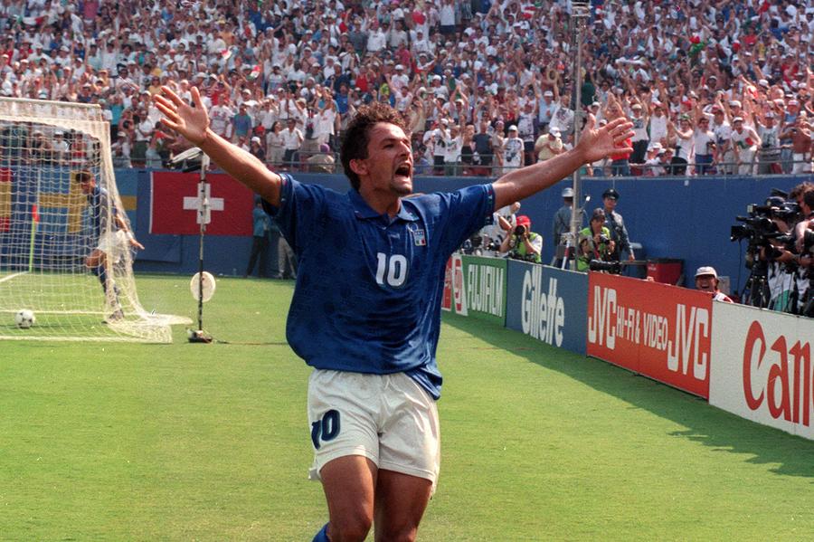 Roberto Baggio, sărbătorind cel de-al doilea gol împotriva Bulgariei // FOTO: Imago Images „Dacă aș fi avut un cuțit, m-aș fi înjunghiat” » Povestea „Tragediei de la Pasadena” și drama lui Roberto Baggio