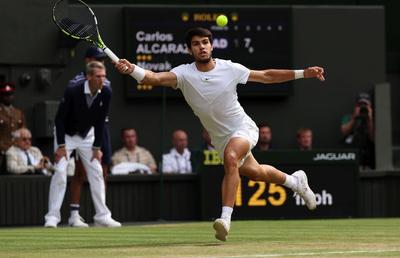 Carlos Alcaraz peste Rafael Nadal! Racheta folosită la Wimbledon 2023 a fost vândută pe o sumă mare