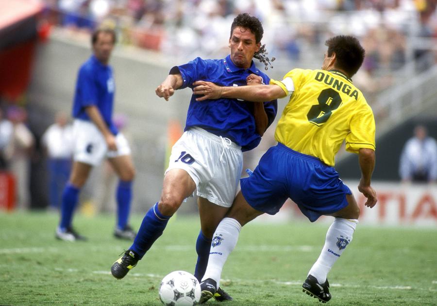 Roberto Baggio, într-un duel cu Carlos Dunga (Brazilia - Italia, finala CM 1994) // FOTO: Imago Images „Dacă aș fi avut un cuțit, m-aș fi înjunghiat” » Povestea „Tragediei de la Pasadena” și drama lui Roberto Baggio
