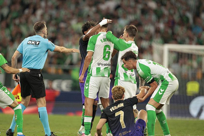 Facundo Bernal a fost suspendat 4 partide, după ce l-a lovit pe Lamine Yamal // foto: Imago Images