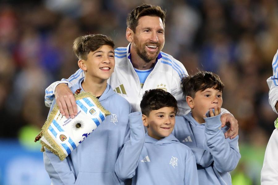 Lionel Messi și cei trei fii ai săi, Thiago (13 ani), Mateo (11) și Ciro (8) Cu ce echipă ține mezinul lui Lionel Messi » „Este fanul lor. Ciro are acasă chiar o întreagă colecție de tricouri!”