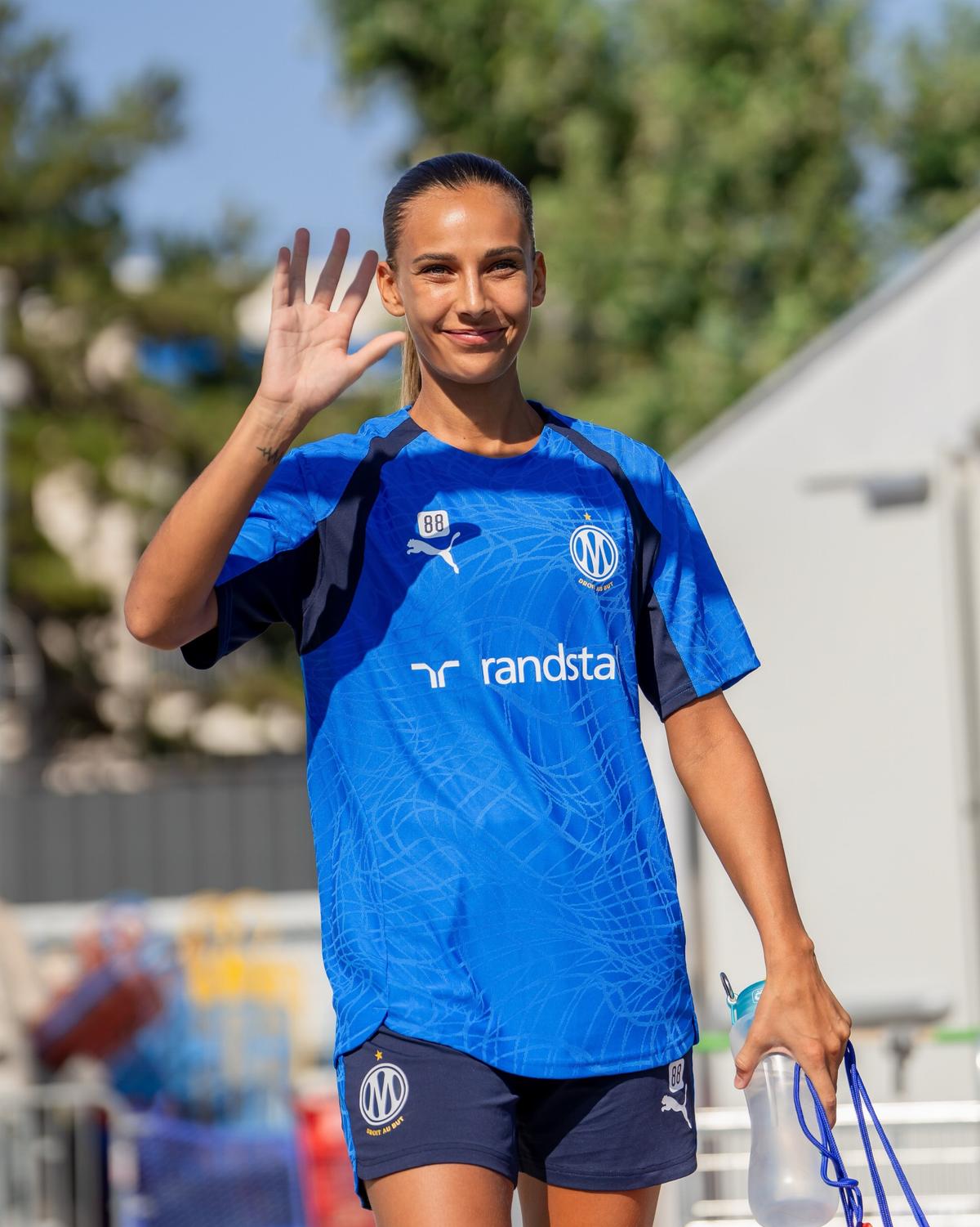 Golgheterul surpriză din Superliga, surclasat la fotbal de sora mai mare » Jucătoarea lui Marseille, fotomodel în timpul liber