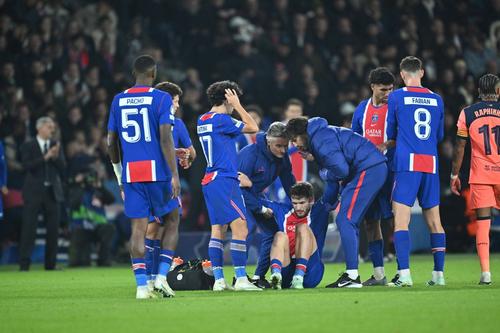 Colegii de la PSG ai lui Khvicha Kvaratskhelia au intrat în fibrilație în momentul accidentării georgianului / Foto: Imago