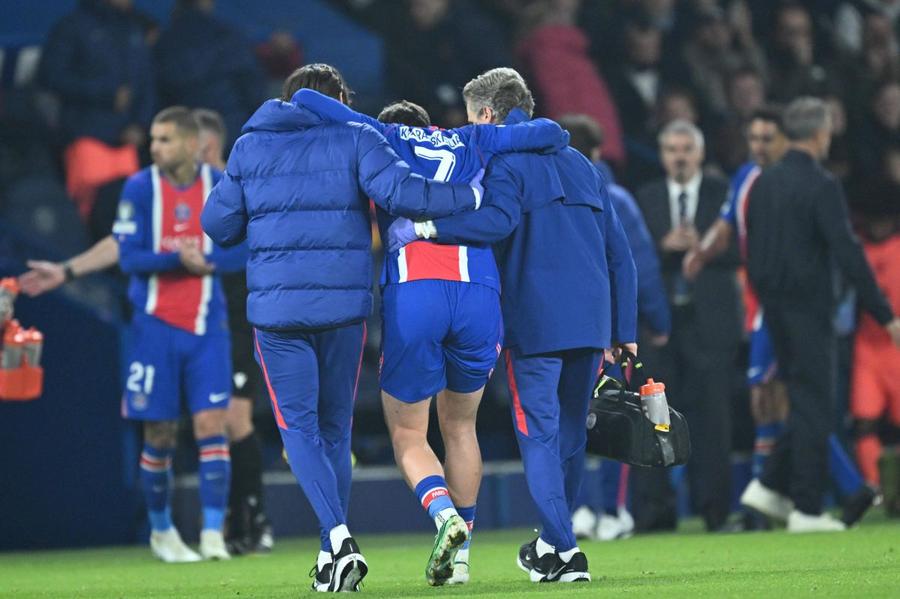 Khvicha Kvaratskhelia a fost scos pe brațe de cei din stafful medical al lui PSG / Foto: Imago Lovitură pentru PSG: Kvaratskhelia este OUT tot sezonul! » „Are ruptură de ligament încrucișat anterior”