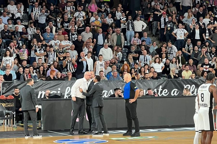 Mihai Silvășan, eliminat, a sărit la arbitri/Foto: David Istrate (GSP.ro) U-BT Cluj-Napoca, înfrângere la scor împotriva lui London Lions, după un meci cu tensiune uriașă și arbitraj contestat