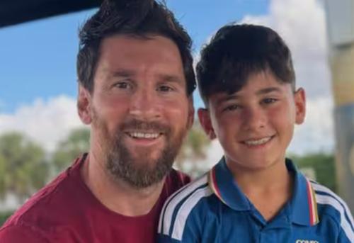 Lionel Messi îl ține în brațe pe Ciro, îmbrăcat în tricoul cu numărul 4 al lui Como / Foto: Instagram