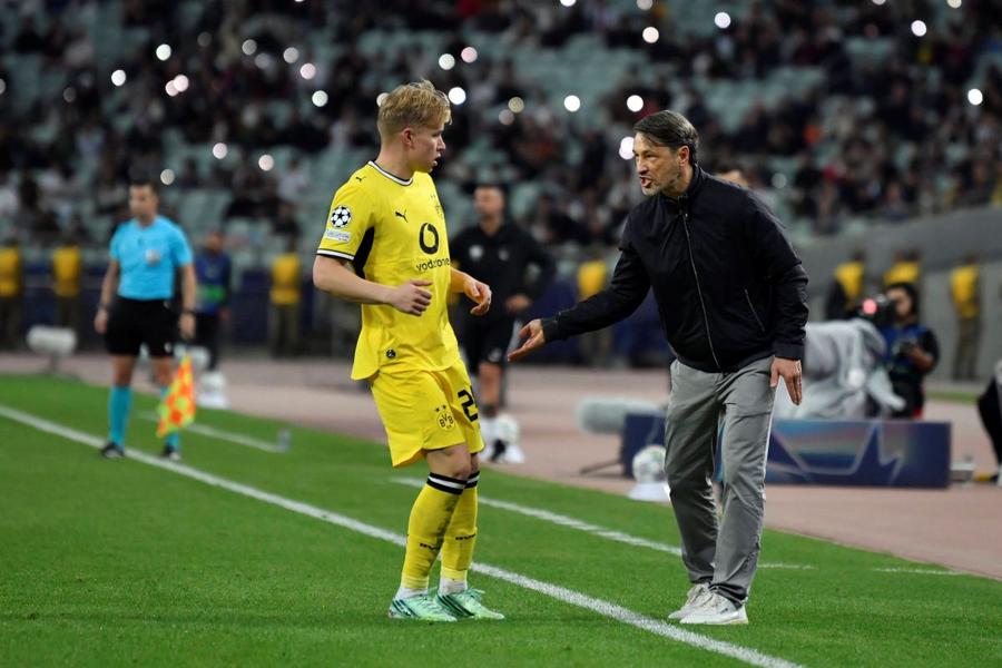 Daniel Svensson (discutând cu antrenorul Niko Kovac) s-a grăbit după meciul câștigat cu Sabah Baku (2-1) să plece la hotel pentru duș / Foto: Imago Scandal la Baku: au plecat urgent la hotel » Jucătorii lui Dortmund s-au speriat de o bacterie foarte periculoasă