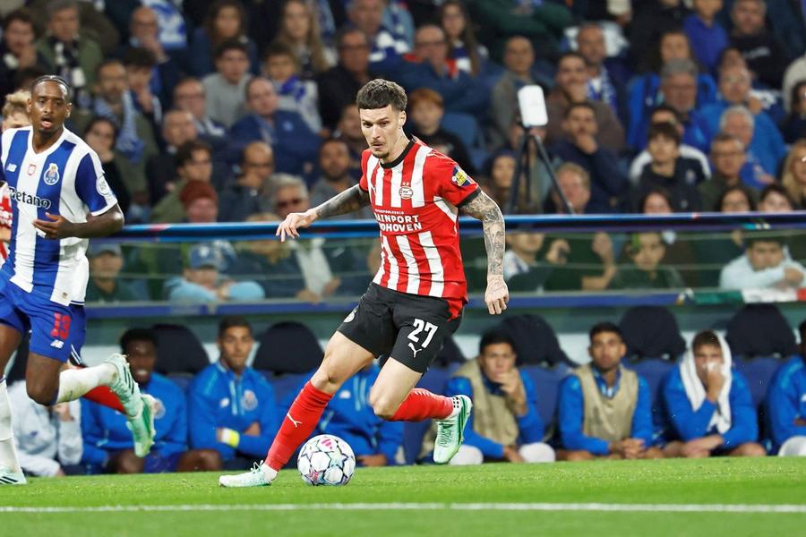Ce făcea Dennis Man singur pe gazon după Porto - PSV, când toți colegii erau la vestiare
