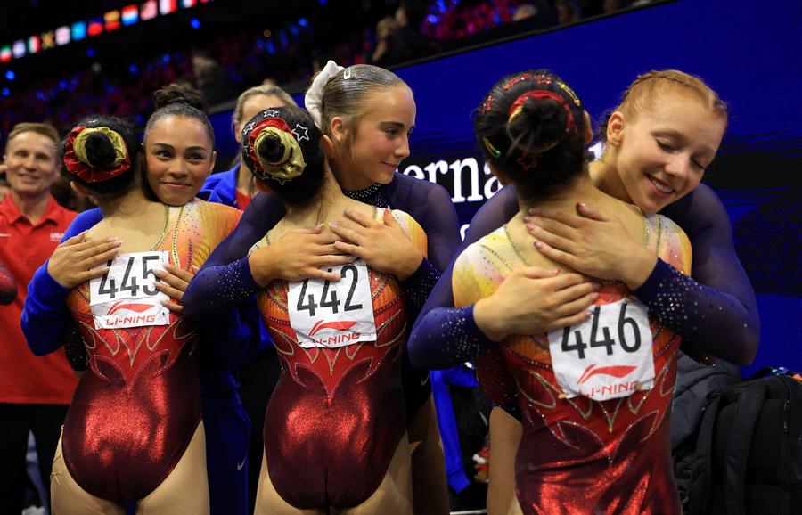 Gimnastele din SUA felictându-le pe cele din China FOTO Guliver/GettyImages China a detronat SUA după șapte titluri mondiale consecutive! Aur la Rotterdam, la o diferență foarte mică