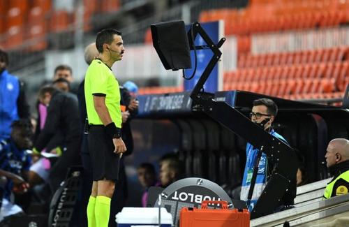 Sistemul VAR nu va fi implementat în acest sezon în Liga 1, nici măcar în fazele play-off și play-out. Tehnologia arbitrajului video ar urma să fie adoptată începând cu stagiunea următoare.
