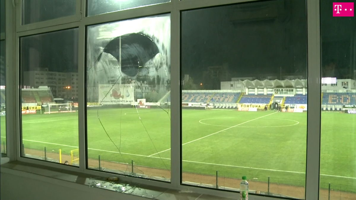 FOTO Botoșani - Craiova » Croitoru a spart geamul