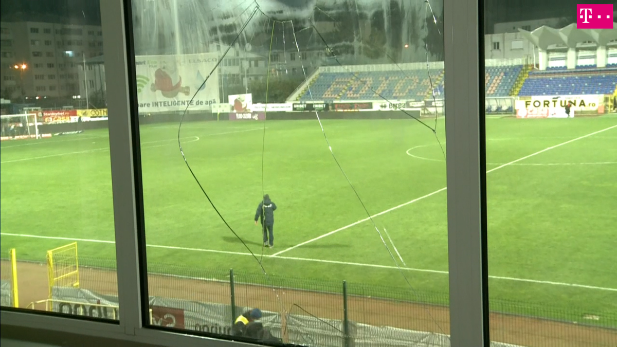 FOTO Botoșani - Craiova » Croitoru a spart geamul
