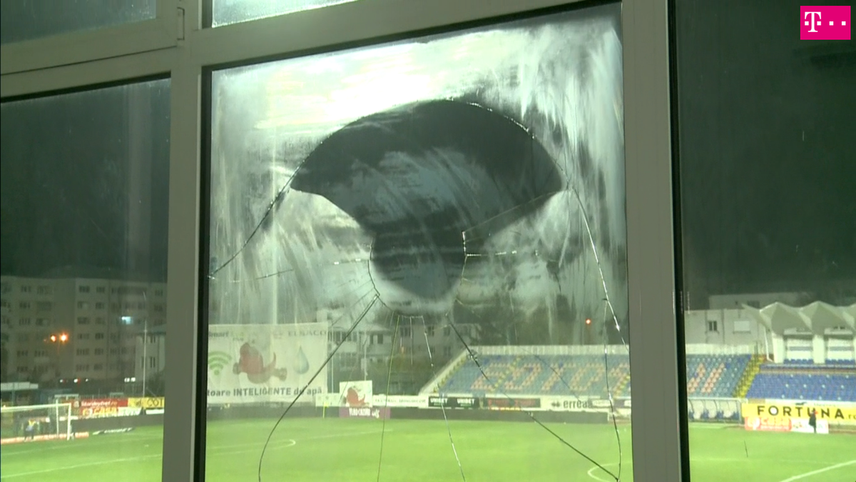 VIDEO EXCLUSIV Un patron din Liga 1 nu și-a menajat antrenorul după ce a făcut scandal în timpul unui meci: „Făcea «ham, ham» ca un câine dresat să muște”