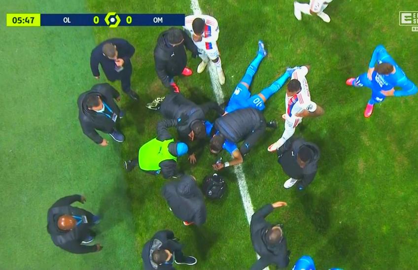 Dimitri Payet (34 de ani), fotbalistul lui Marseille, a fost lovit în cap cu o sticlă venită din tribune, în minutul 3 al deplasării de la Lyon. Arbitrul a trimis cele două echipe la vestiare.
