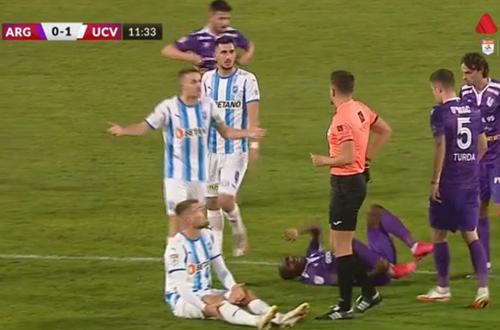 În minutul 12 al întâlnirii FC Argeș - CSU Craiova, Alexandru Crețu (29 de ani, mijlocaș defensiv) a fost eliminat după ce a văzut al doilea cartonaș galben. Oltenii conduceau cu 1-0.