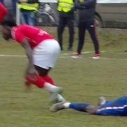 Accidentarea lui Modibo Keita în CSC Șelimbăr - FC Buzău // foto: captură DigiSport