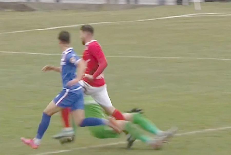 Contactul dintre Relu Stoian și Alin Cârstocea // foto: captură DigiSport Eroare majoră de arbitraj la Avrig » Fault în afara careului, sancționat cu penalty