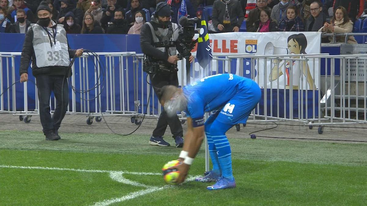 Derby-ul Lyon - Marseille, întrerupt din cauza fanilor! Payet, lovit în timp ce executa un corner + scandal și la vestiare