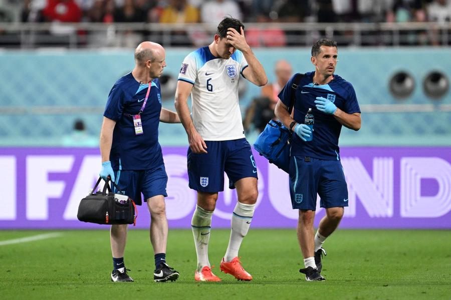 Harry Maguire, părăsind terenul în confruntarea Anglia - Iran / foto: Guliver/Getty Images Emoții cu Maguire » Fundașul Angliei a acuzat stări de amețeală și a fost schimbat imediat de Southgate