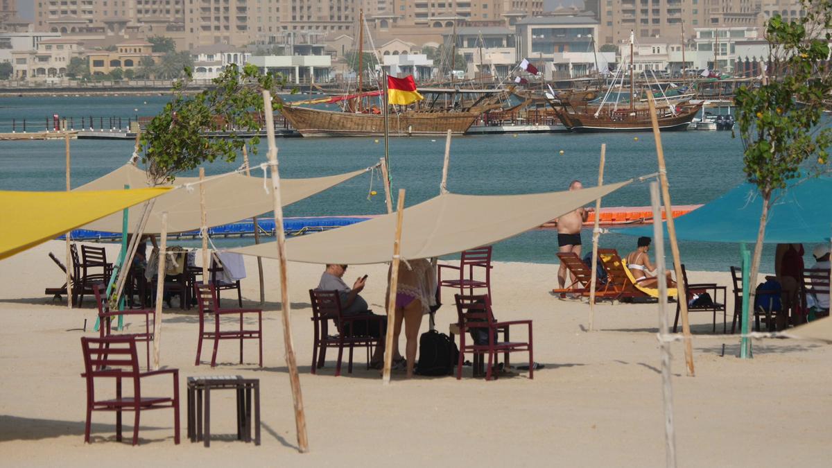 Între meciuri se face plajă în Doha » Detalii inedite surprinse de echipa GSP în Qatar. Cum se reîncarcă fanii: plimbări cu barca, târguri cu mâncare și activități de relaxare