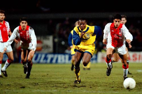 Tarik Oulida (dreapta), la Ajax, într-un duel cu Faustino Asprilla (Parma) Foto: Imago