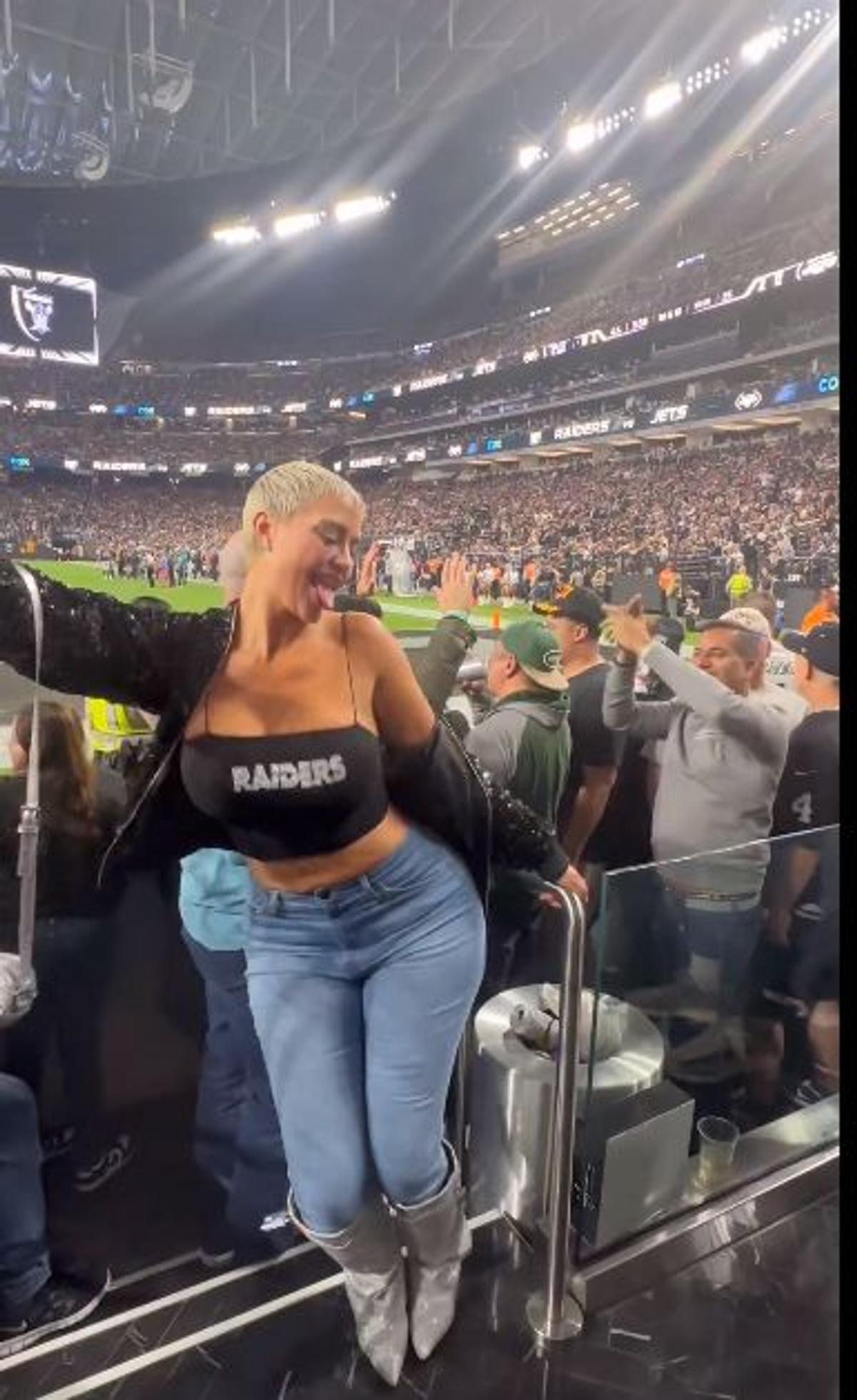 Moment vulgar la pauza meciului » Și-a arătat sânii pe stadion și a fost escortată de forțele de ordine