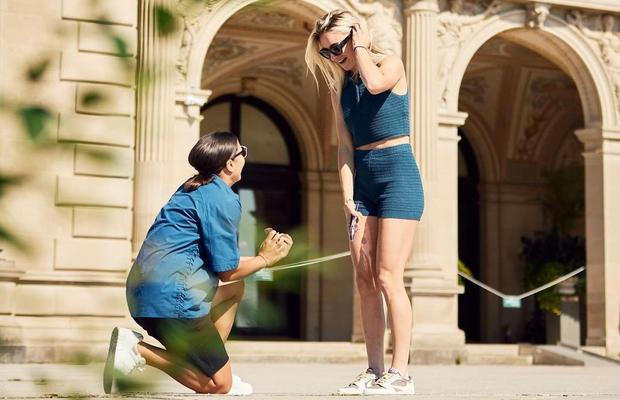 Cuplu la înaintare » Una dintre cele mai cunoscute fotbaliste și-a cerut iubita în căsătorie