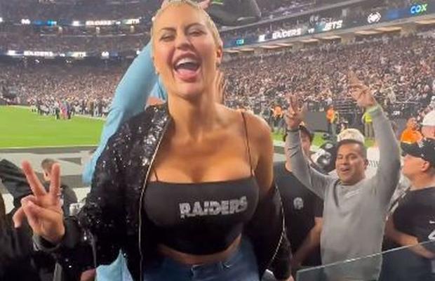 Moment vulgar la pauza meciului » Și-a arătat sânii pe stadion și a fost escortată de forțele de ordine
