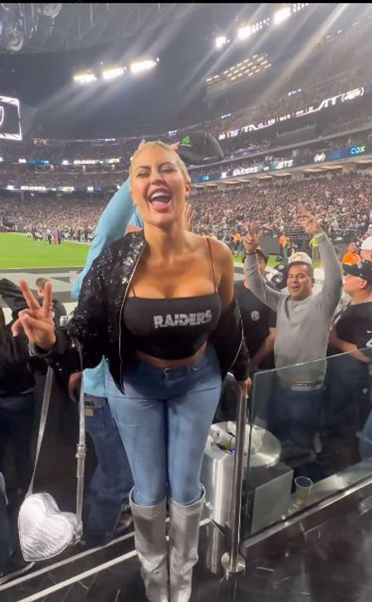 Moment vulgar la pauza meciului » Și-a arătat sânii pe stadion și a fost escortată de forțele de ordine