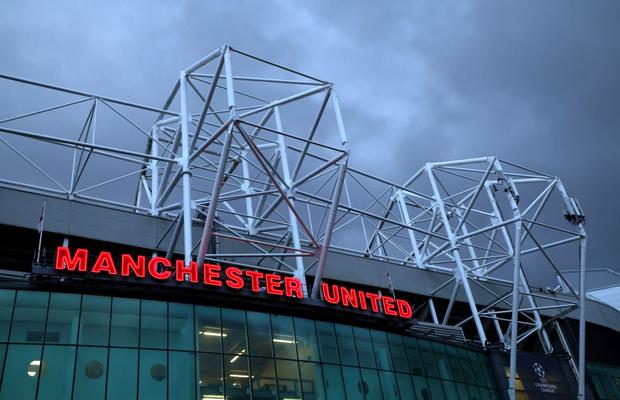 Old Trafford cade peste spectatori! Doi fani ai lui Manchester loviți de bucăți desprinse din acoperiș: „O arenă abandonată”