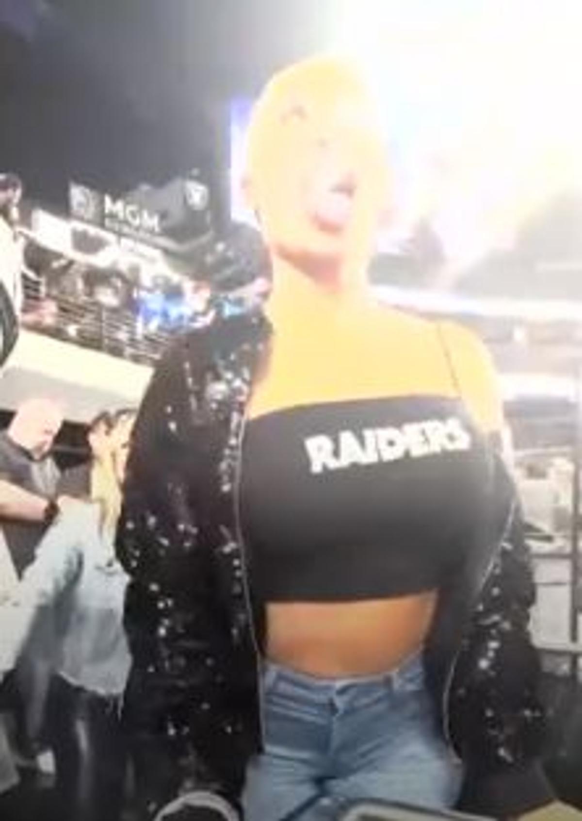 Moment vulgar la pauza meciului » Și-a arătat sânii pe stadion și a fost escortată de forțele de ordine