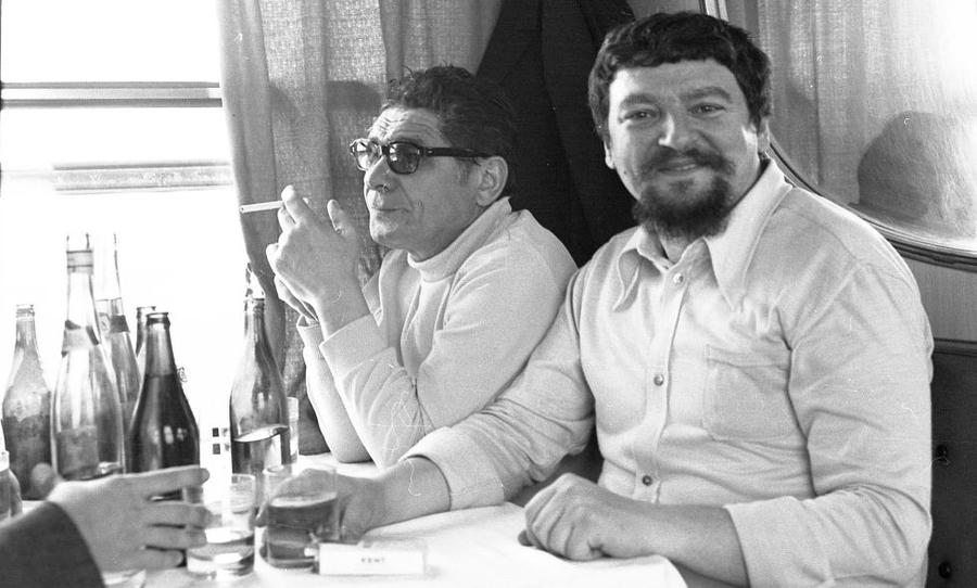 Ioan Chirilă, în vagonul-restaurant al unui tren către Craiova, alături de marele rapidist Colea Răutu, foto: GSP Poveștile lui Marius Mitran, strânse în peste 30 de ani de carieră: „Craiova Maxima e mult mai frumoasă decât Steaua '86. Și povestea, și dramatismul, și tot ce s-a întâmplat cu ea”