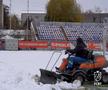 Zăpada căzută pe folie este îndepărtată // foto: Facebook @ Fotbal Club Botoșani