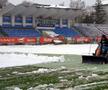 Zăpada căzută pe folie este îndepărtată // foto: Facebook @ Fotbal Club Botoșani