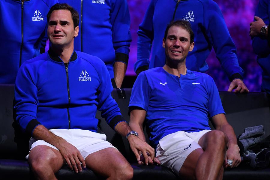 Roger Federer și Rafael Nadal la retragerea elvețianului FOTO Imago Images Finalul de carieră a lui Rafael Nadal naște o dezbatere » Cum e mai bine să te retragi din lumea tenisului: simplitate sau spectacol?