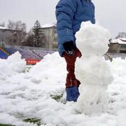 Zăpada căzută pe folie este îndepărtată // foto: Facebook @ Fotbal Club Botoșani