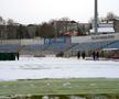 Zăpada căzută pe folie este îndepărtată // foto: Facebook @ Fotbal Club Botoșani