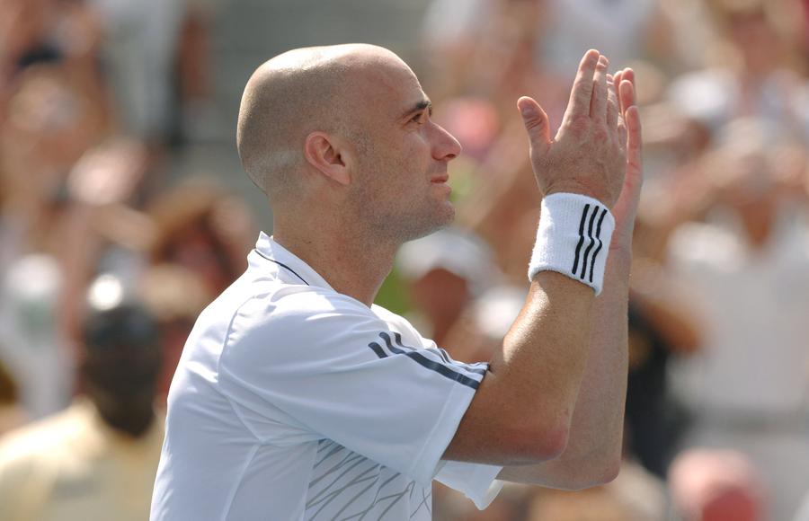 Andre Agassi mulțumind la finalul ultimului său meci FOTO Imago Images Finalul de carieră a lui Rafael Nadal naște o dezbatere » Cum e mai bine să te retragi din lumea tenisului: simplitate sau spectacol?