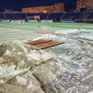 Botoșănenii au acoperit gazonul pentru a-l proteja de ninsoare // foto: Facebook @ Stadionul Municipal Botosani