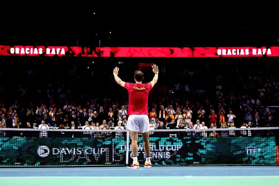 Rafael Nadal spunând adio tenisului FOTO Guliver/GettyImages Retragerile marcante ale anului 2024, de la Rafael Nadal, Andy Murray și Nikola Karabatic până la soții Ionela și Marius Cozmiuc
