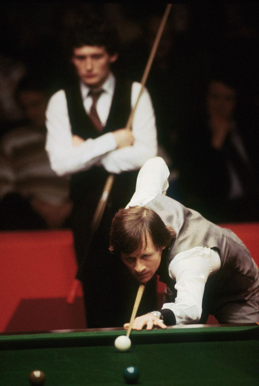 Alex Higgins (la masă) și Jimmy White, în anii '80 Foto> Guliver / Getty Images „Dacă nu mă scotea, sigur muream de cocaină” » Jimmy White, dezvăluiri halucinante cu „monstrul” Alex Higgins: „Am pus frână și a zburat prin parbriz. Eram amândoi beți și drogați”